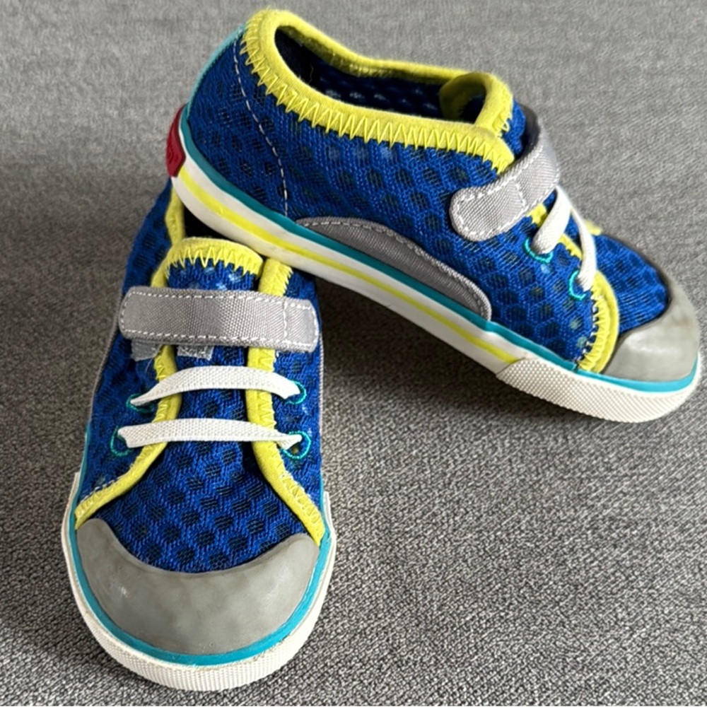 See Kai Run Sailor water-friendly sneaker size 9